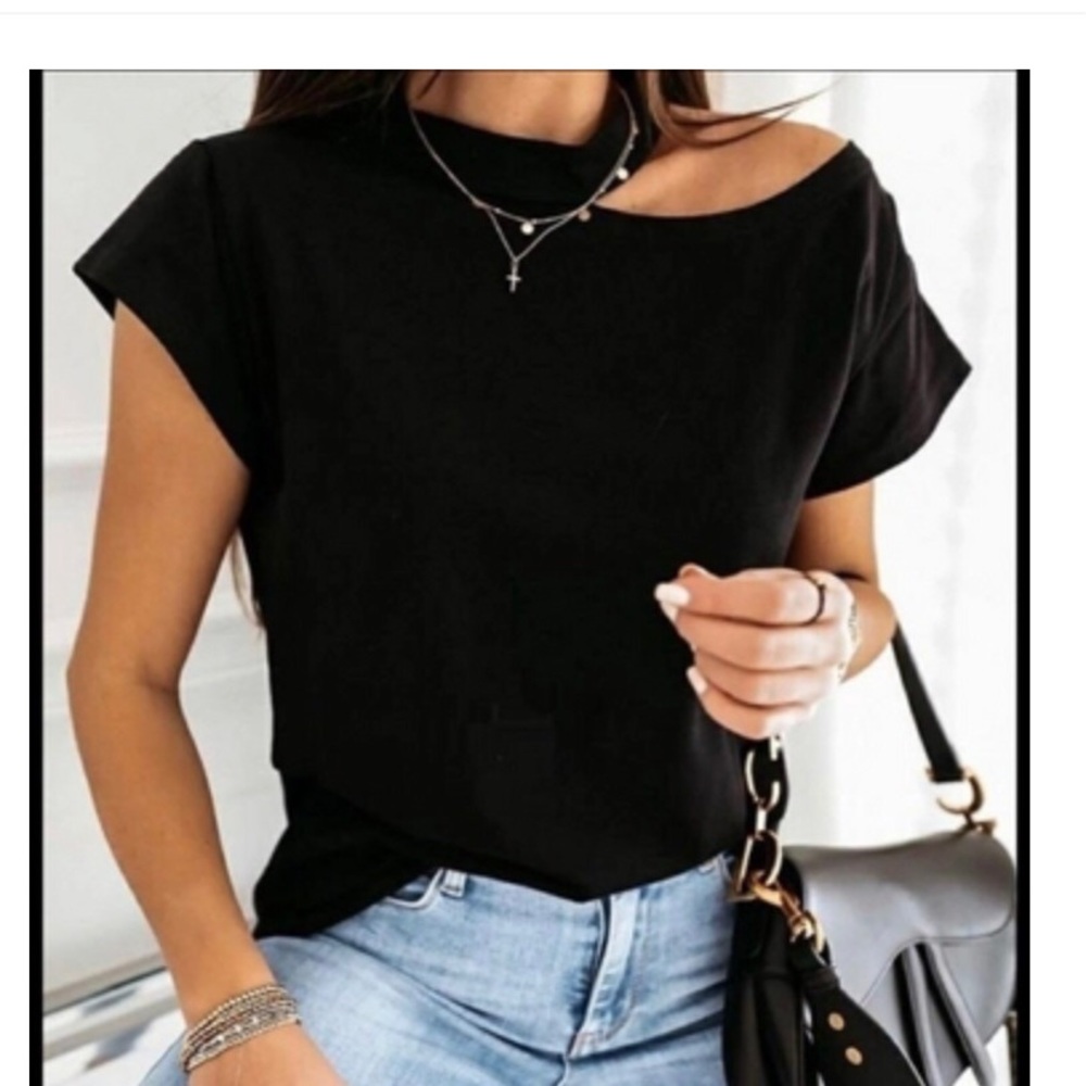 - Women’s t shirt , black color, I have size S,M,L,Xl,XXl